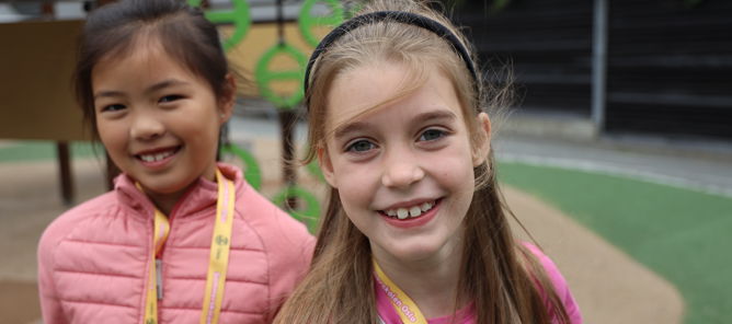 et par barnr som smiler