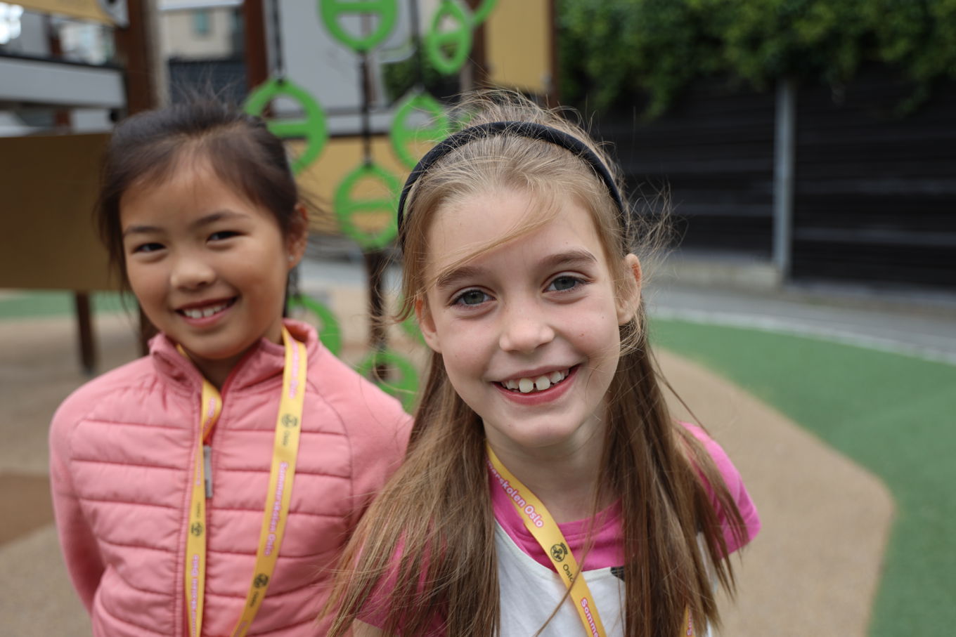 et par barnr som smiler