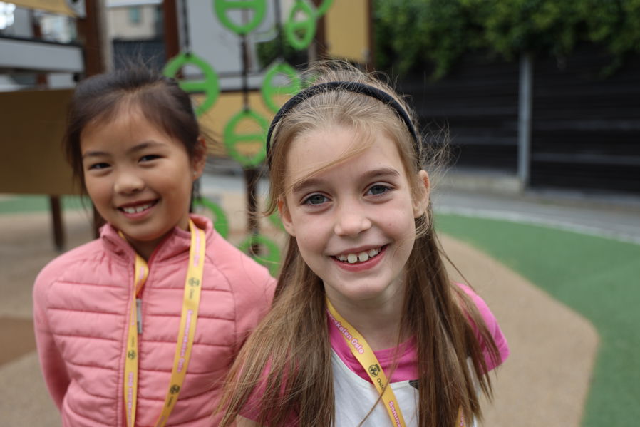 et par barnr som smiler