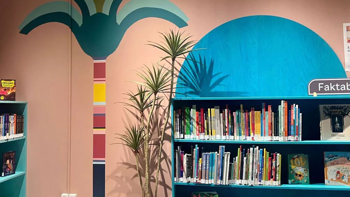 Foto: Bydel Søndre Nordstrand en hylle med en bok og et tre på