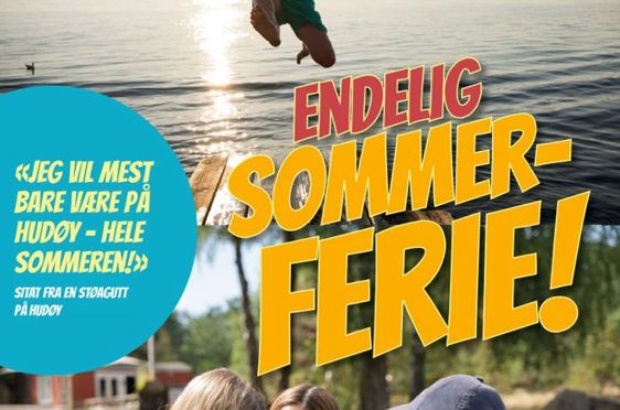 en gruppe mennesker som ligger på gress ved en vannmasse