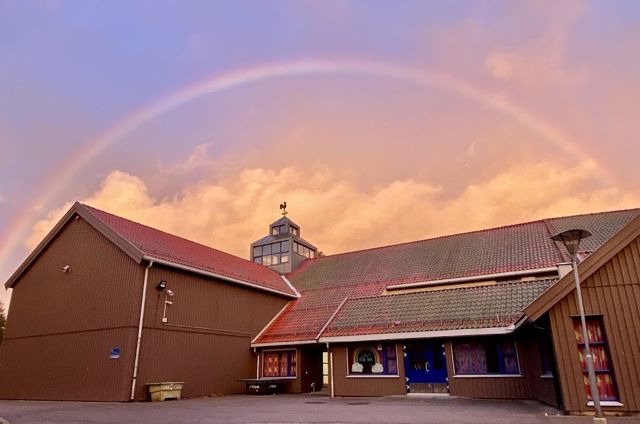 bilde av Seterbråten skole med regnbue over