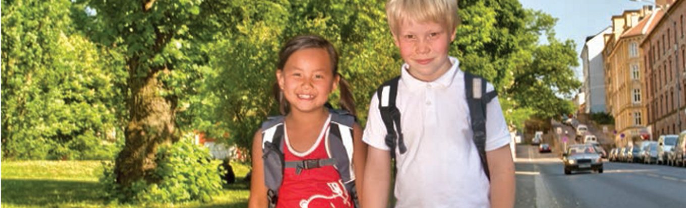 To barn på skoleveien i en trafikkert gate